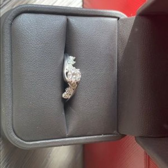 RARE, Stunning Kay Jewelers Leo Diamond Ring - Picture 4 of 6